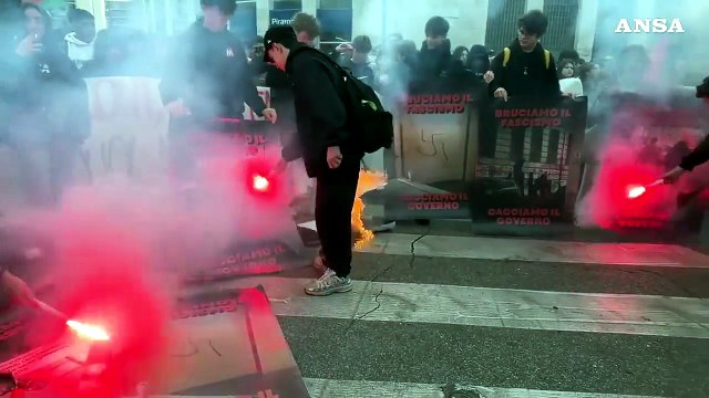 Corteo a Roma, 'bruciamo il fascismo, cacciamo il governo'