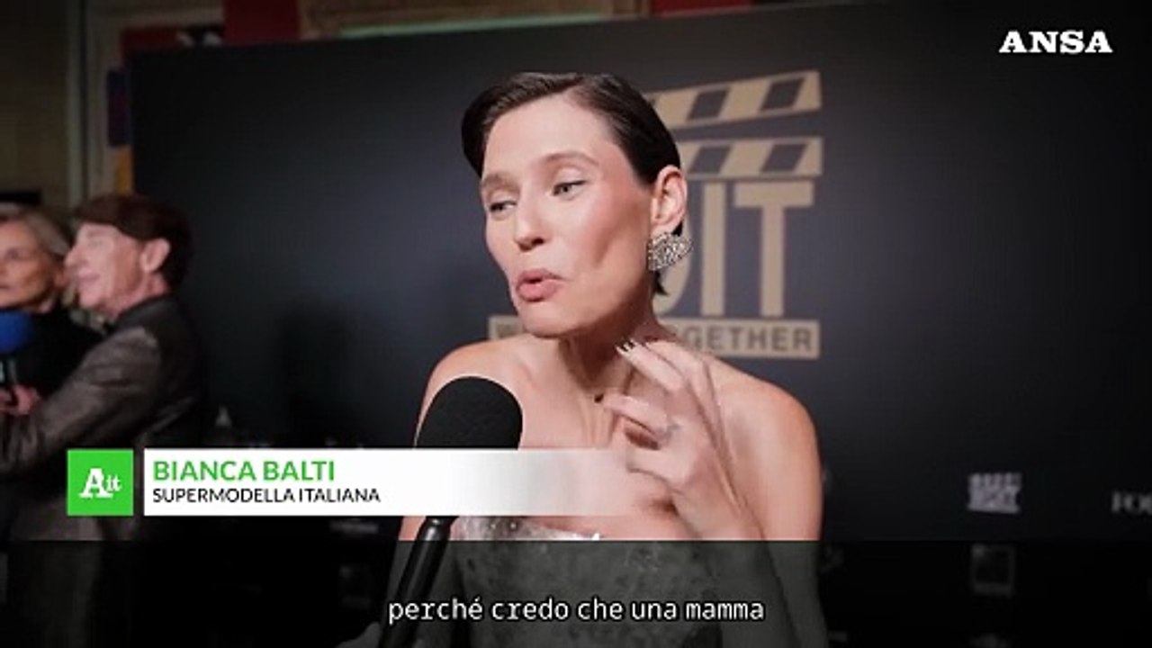 A Bianca Balti il premio We Do It Together: "Felicissima, lo dedico a mia figlia"