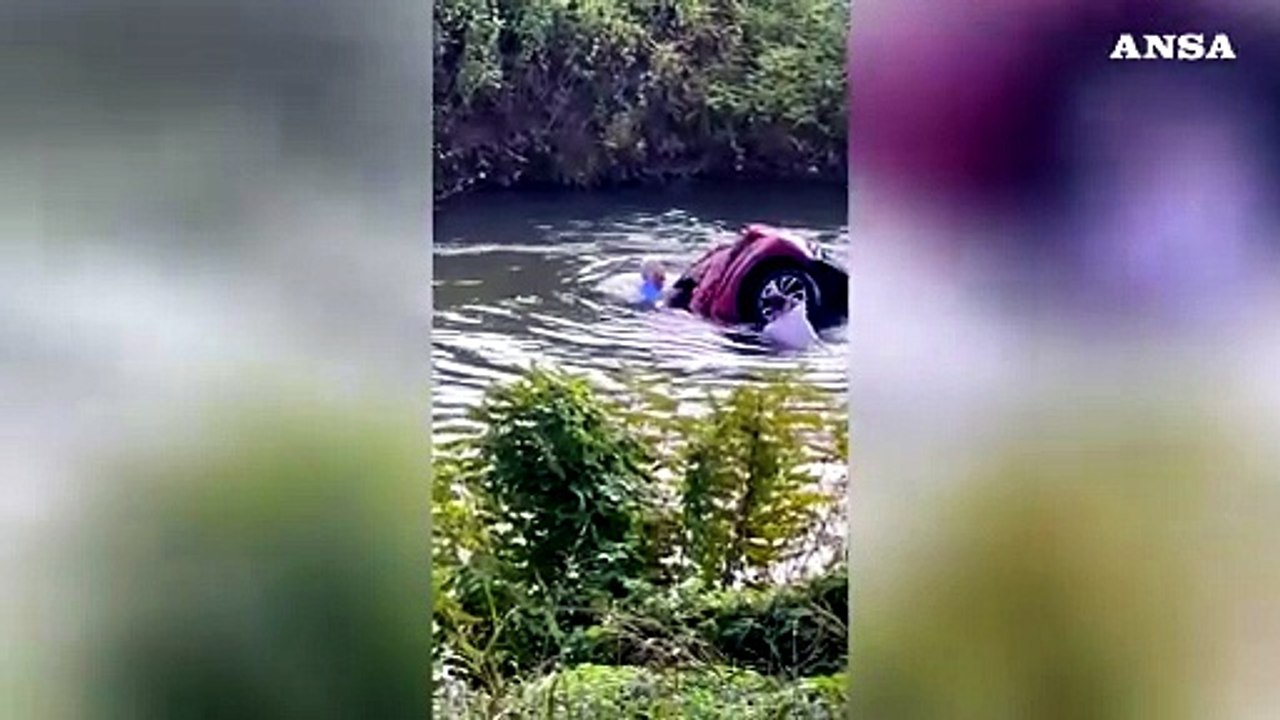Imprenditore padovano in canale con l'auto, salvato da due passanti
