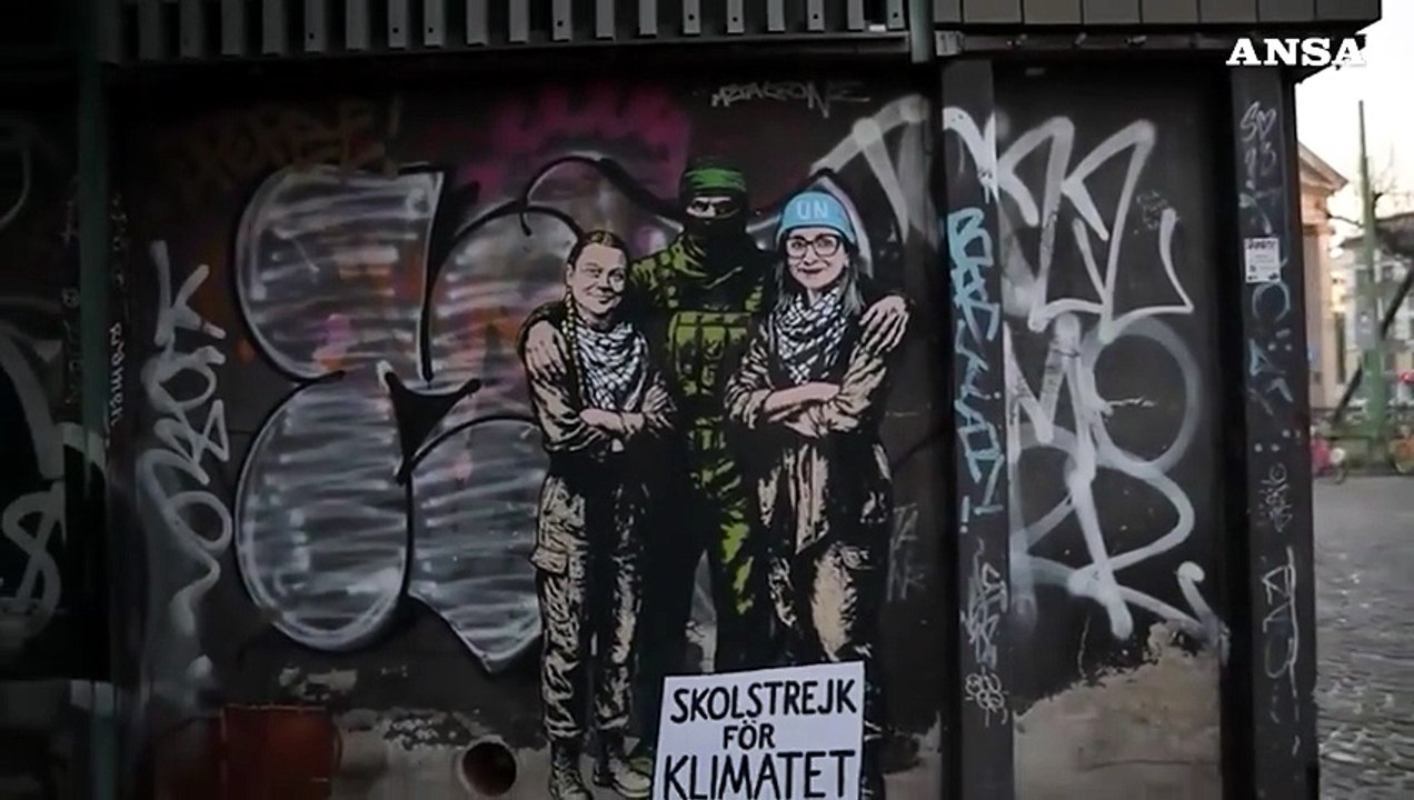 A Milano un murale ritrae Greta Thunberg e Francesca Albanese abbracciate da un miliziano di Hamas
