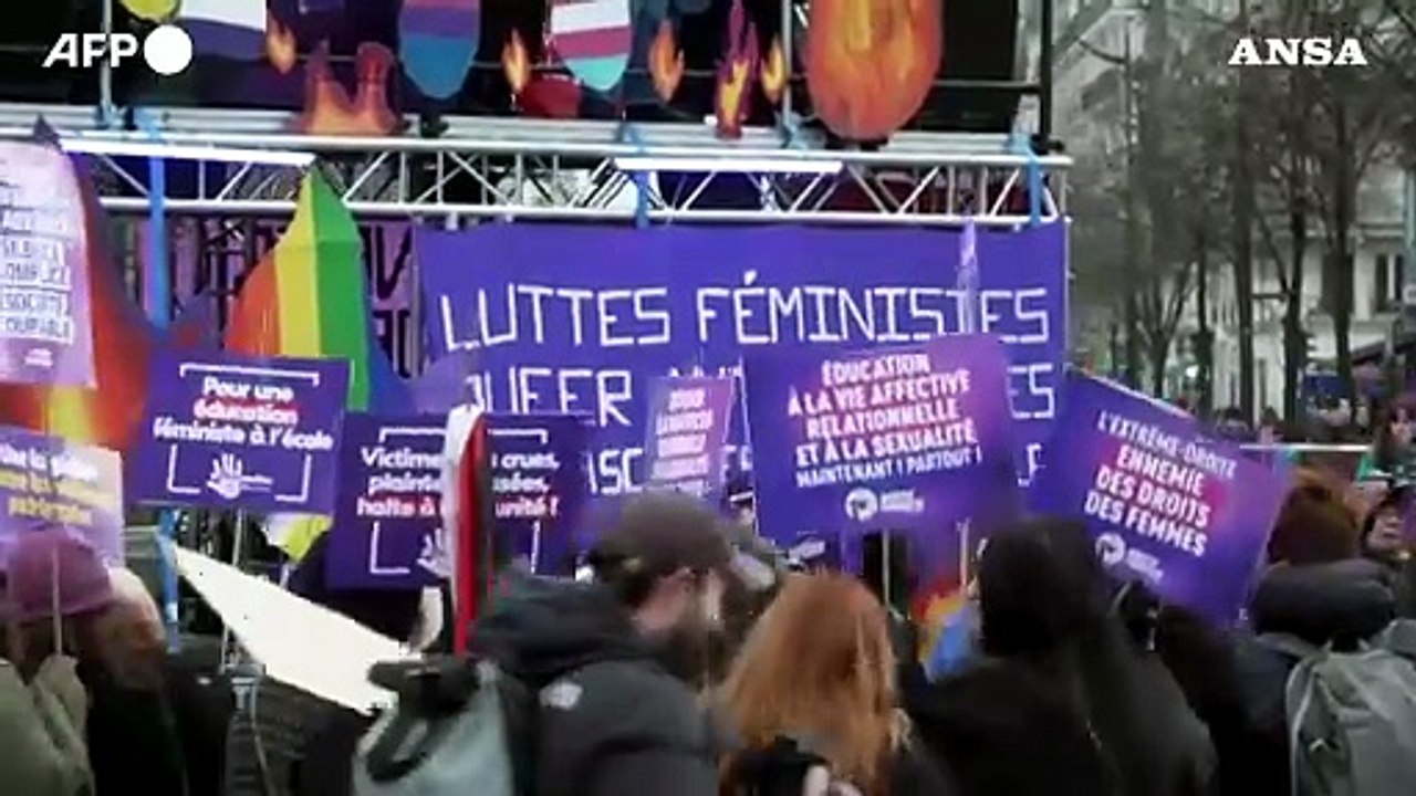 Anche a Parigi in piazza contro la violenza di genere