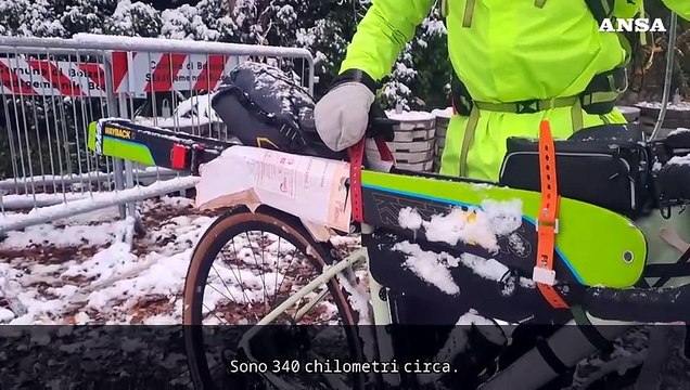In bici sotto la neve verso l'Austria per una gara di sci