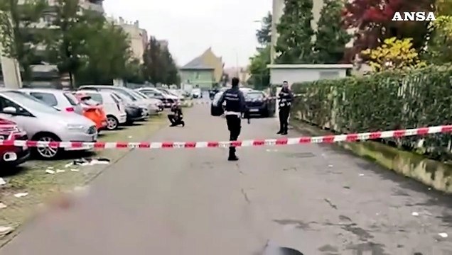 Milano, donna ferita al volto con un coltello: i rilievi sul posto