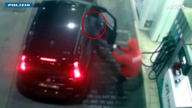 Cinque distributori di benzina rapinati in 2 ore nel Napoletano, due arresti