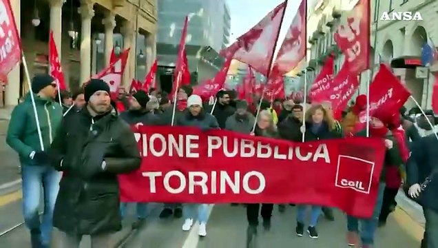 Sciopero generale, corteo Cgil a Torino contro la manovra
