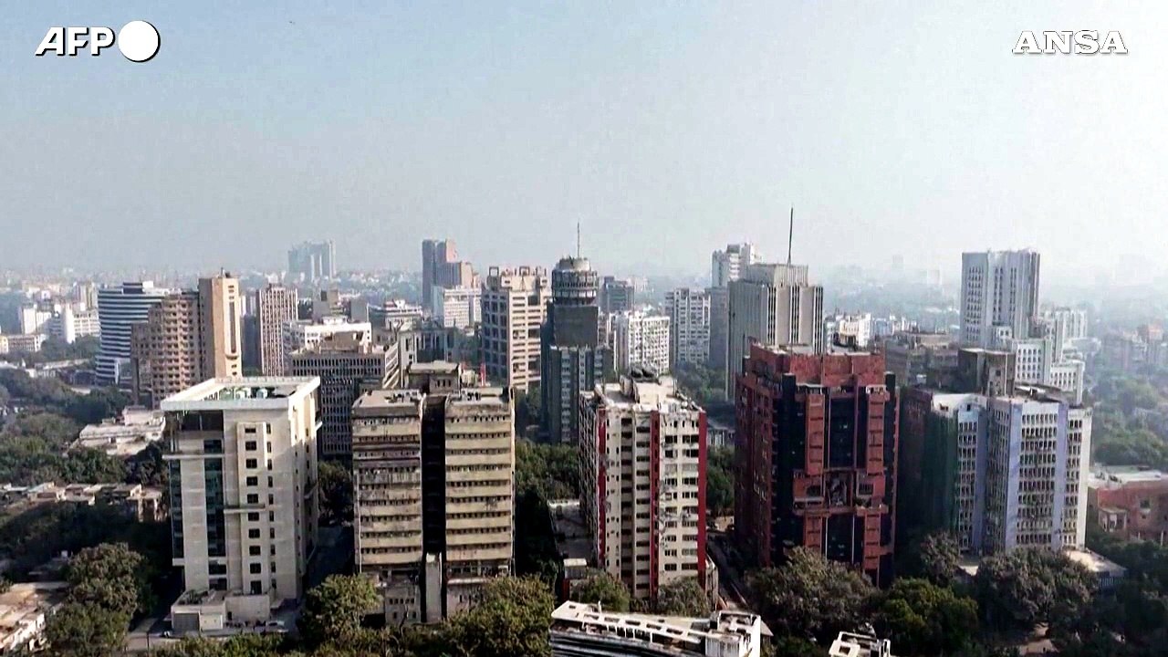 New Delhi, la grande metropoli indiana avvolta dallo smog