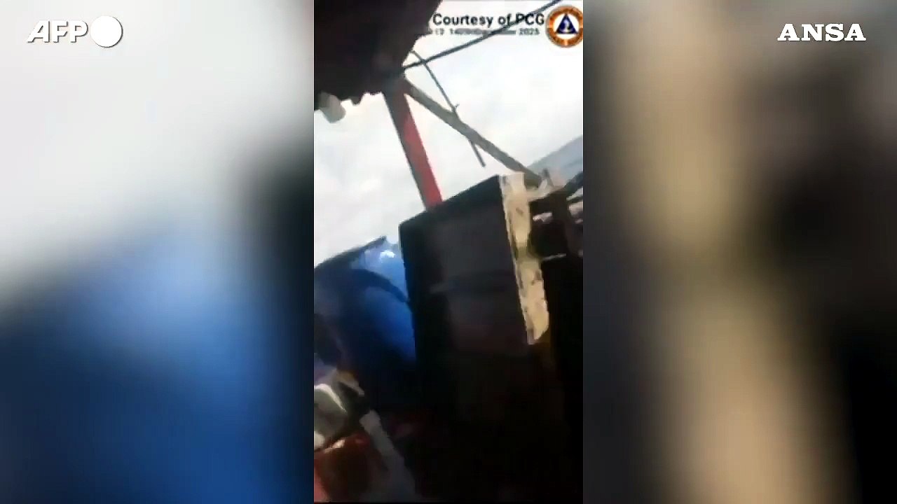 Tensione in Asia, la Guardia Costiera cinese spara con idranti contro un'imbarcazione filippina