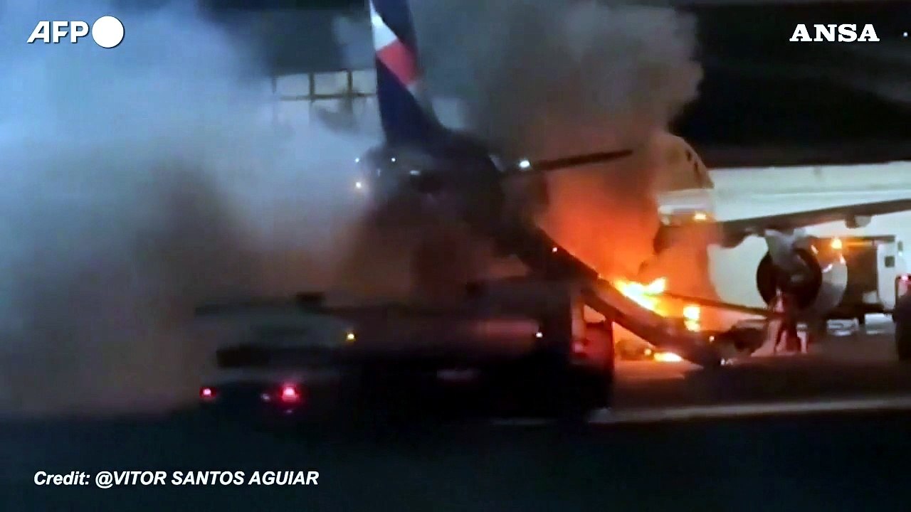 Brasile, incendio sotto un velivolo all'aeroporto di San Paolo