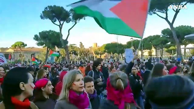 Roma, corteo contro la violenza di genere: Sabotiamo guerre e patriarcato