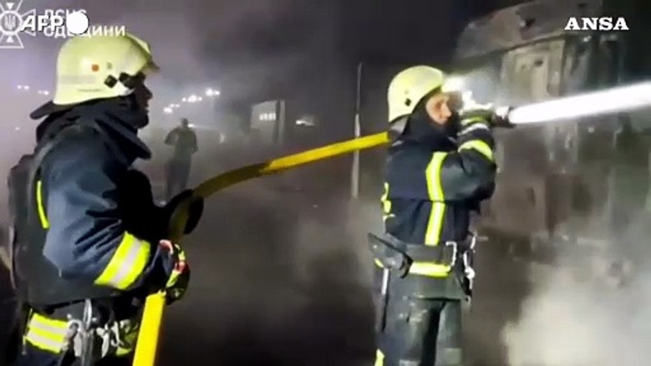 Raid sull'Ucraina, vigili del fuoco al lavoro nella regione di Odessa
