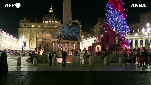 Vaticano, il Papa celebra la fine del 2025 con i Vespri e la visita al presepe