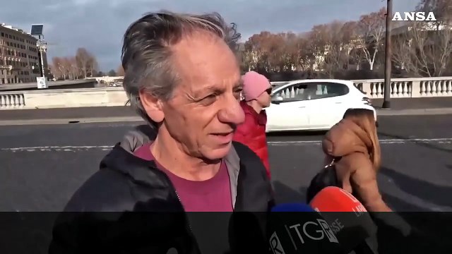Capodanno a Roma, il tuffo di Mister Ok nel Tevere