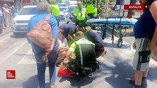Antalya'da yaya geçidinde motosikletin çarptığı Alman kadın turist yaralandı