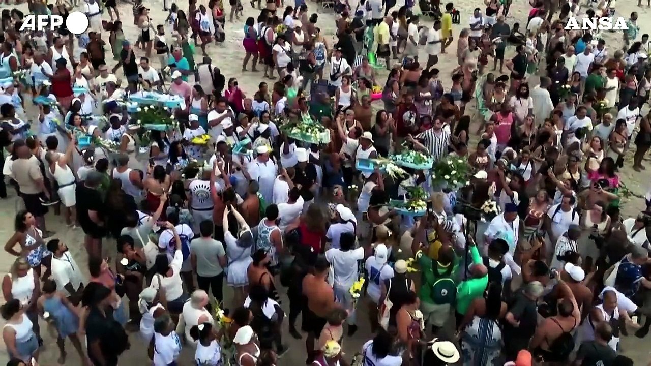Rio de Janeiro, l'omaggio alla regina del mare sulla spiaggia di Copacabana