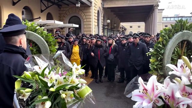 Capotreno ucciso a Bologna, in tanti in divisa al presidio in stazione