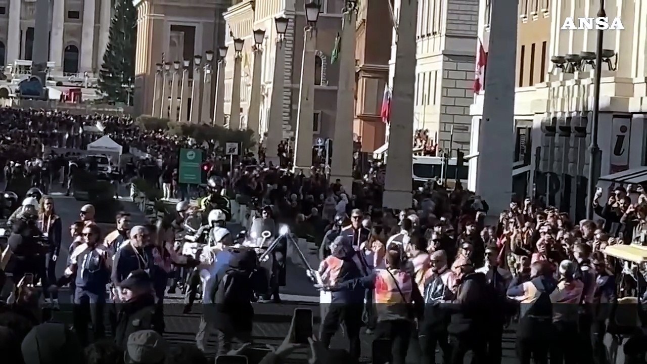 Milano Cortina, la fiaccola olimpica passa a San Pietro