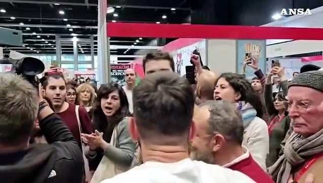 A Piu' Libri Piu' Liberi i manifestanti cantano Bella ciao contro Passaggio al Bosco