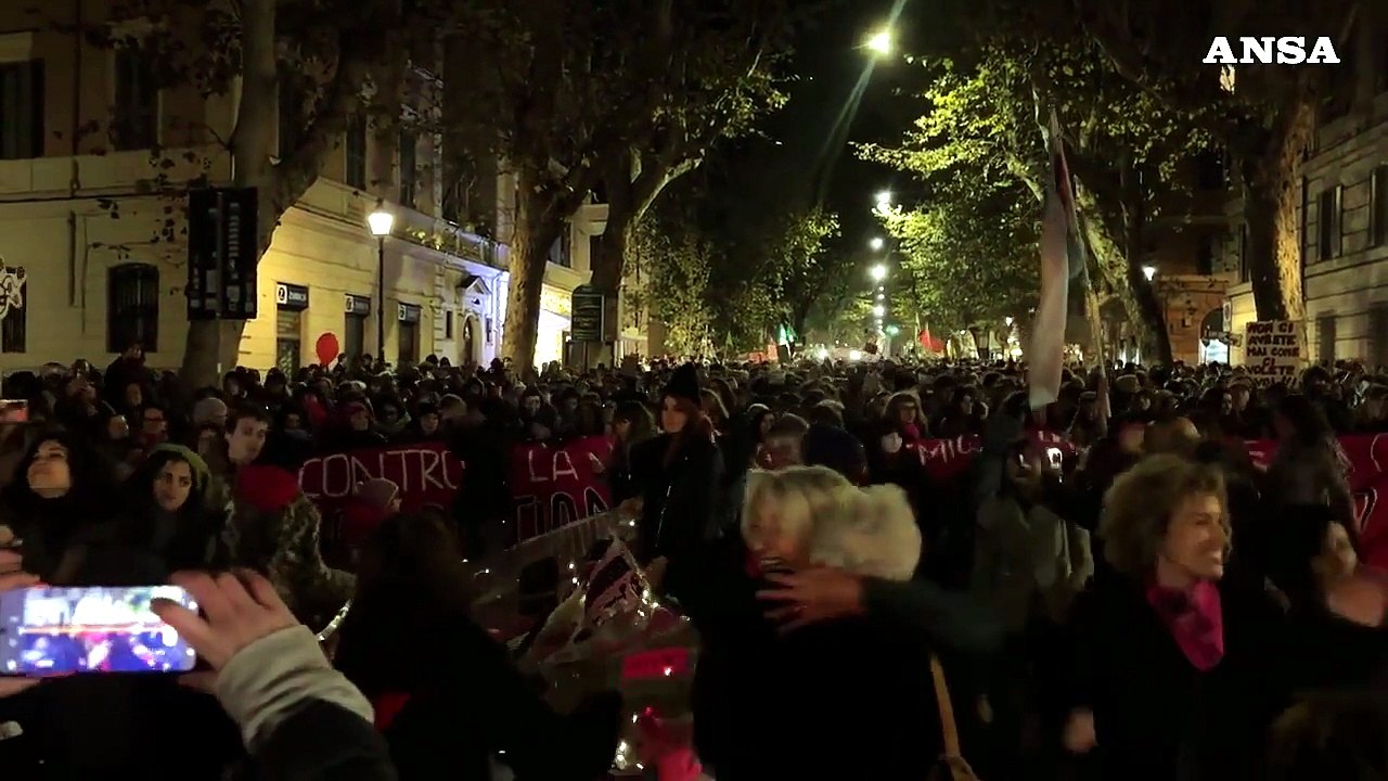 Roma, omaggio ad Ornella Vanoni al corteo contro la violenza di genere