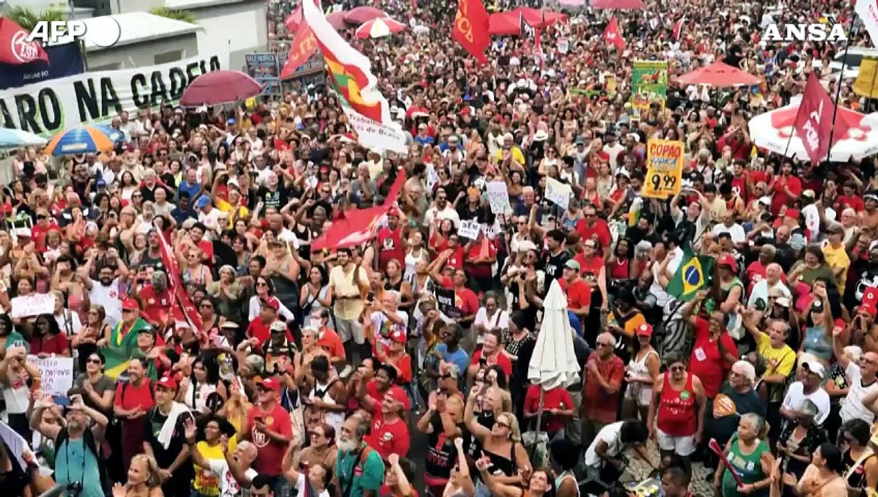 Brasile, proteste contro la legge che riduce la pena a Bolsonaro