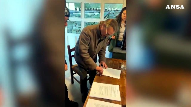 La famiglia nel bosco accetta una nuova casa, la firma di papa' Nathan