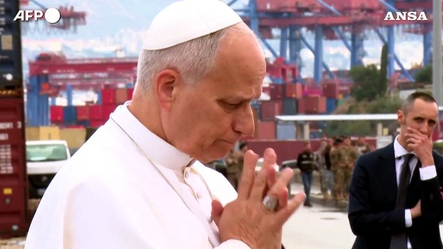 Il Papa prega al porto di Beirut, teatro della disastrosa esplosione del 2020