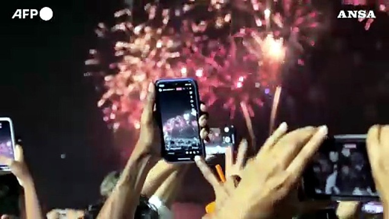 Capodanno in Brasile, lo spettacolo sulla spiaggia di Copacabana