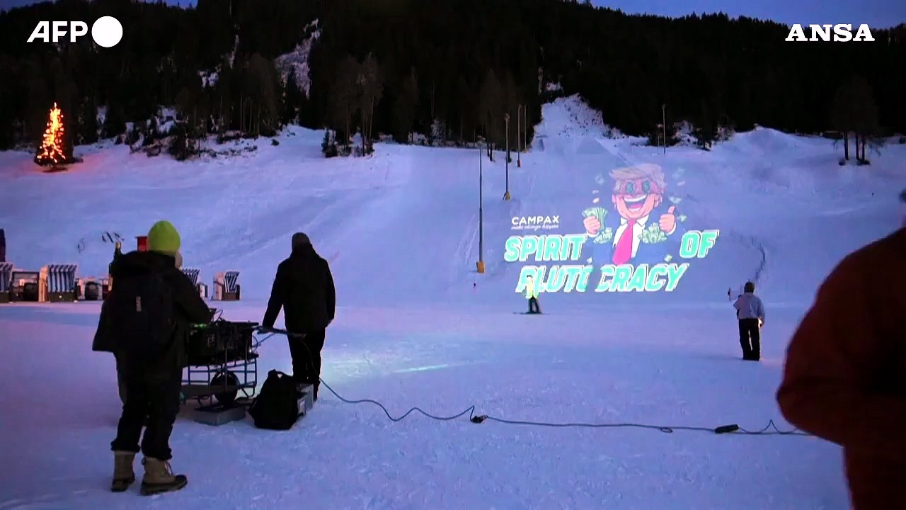 'Spirito della plutocrazia', sulle piste da sci di Davos la protesta satirica contro Trump