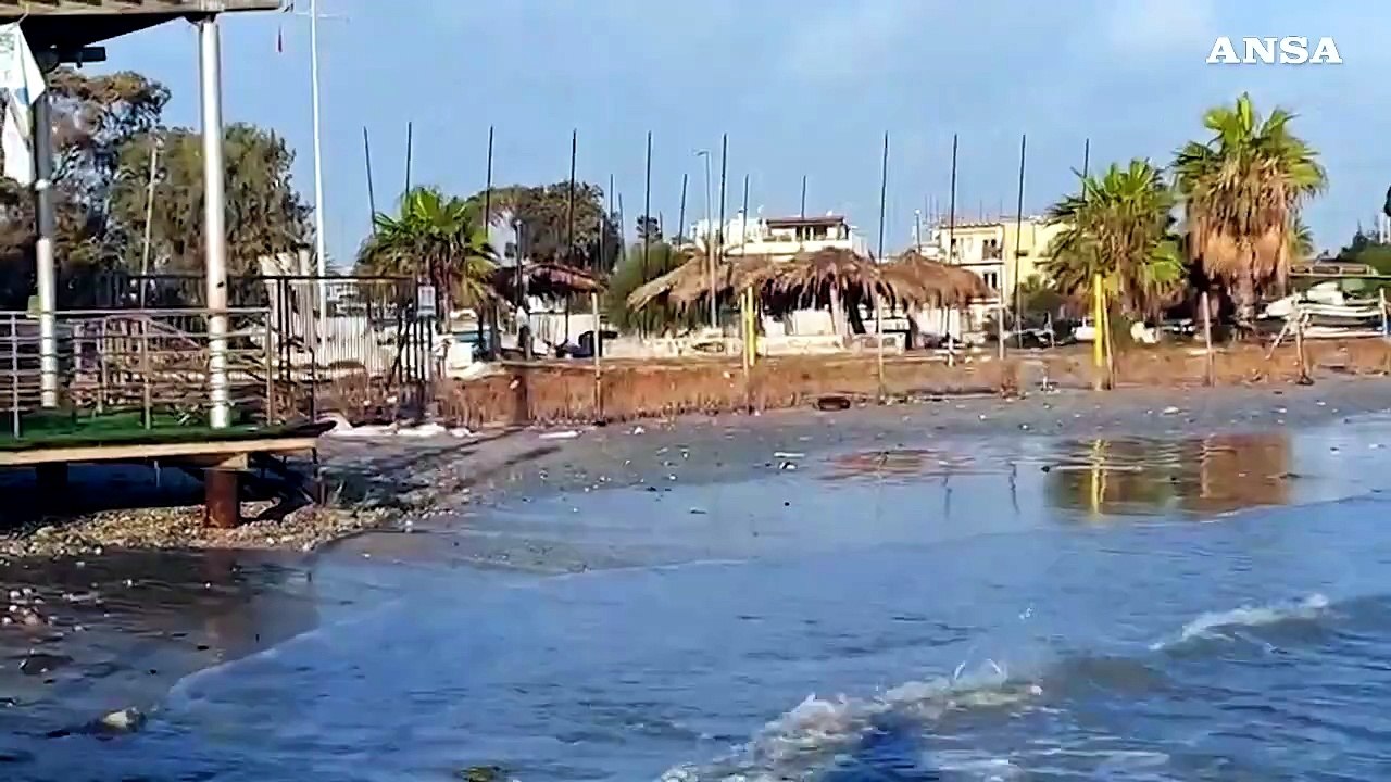 Il Poetto devastato dalle mareggiate, bar e stabilimenti invasi dall'acqua
