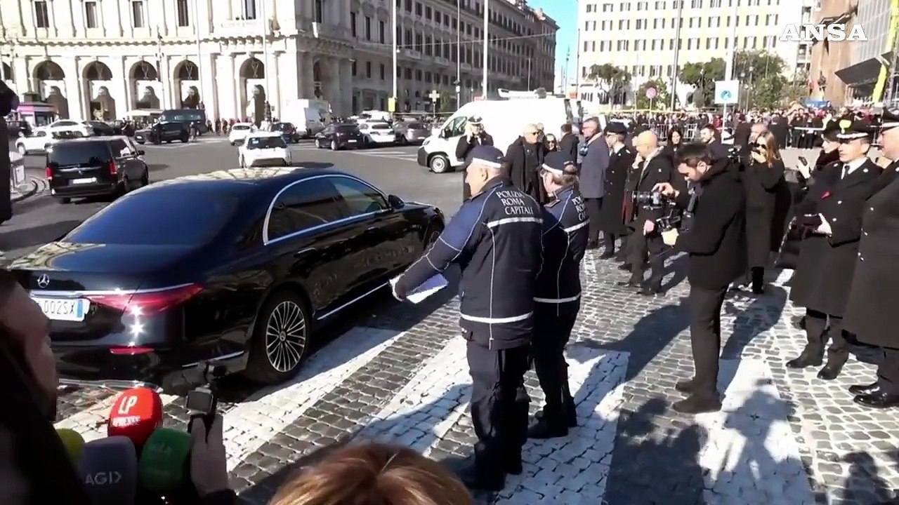 L'arrivo di Anna Wintour e Anne Hathaway ai funerali di Valentino