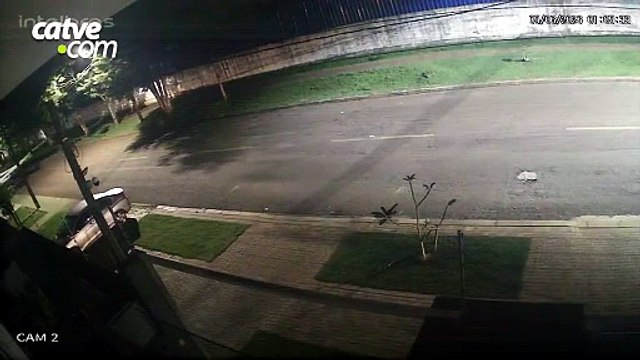 Veja o momento em que Gol atinge Civic estacionado e capota no São Cristóvão
