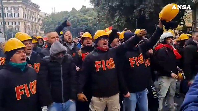 Genova: Tensioni a corteo ex Ilva, polizia usa lacrimogeni