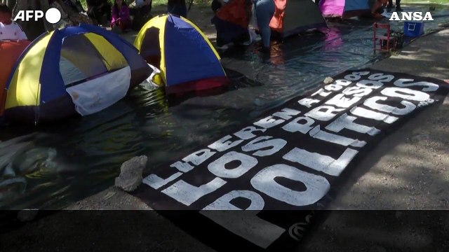 Venezuela, le famiglie dei detenuti politici accampate fuori dal carcere di Rodeo