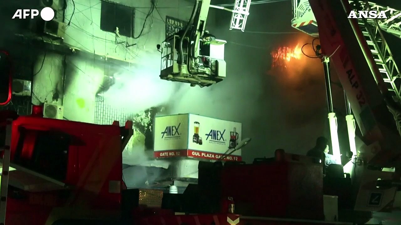 Pakistan, incendio in un centro commerciale a Karachi: morti e feriti