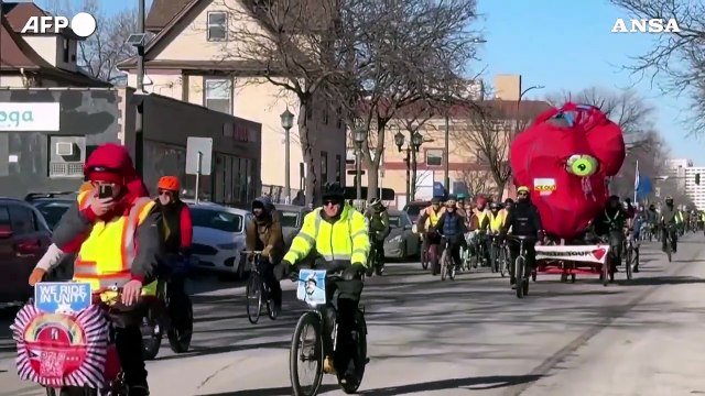 Ice out , ciclisti invadono le strade di Minneapolis