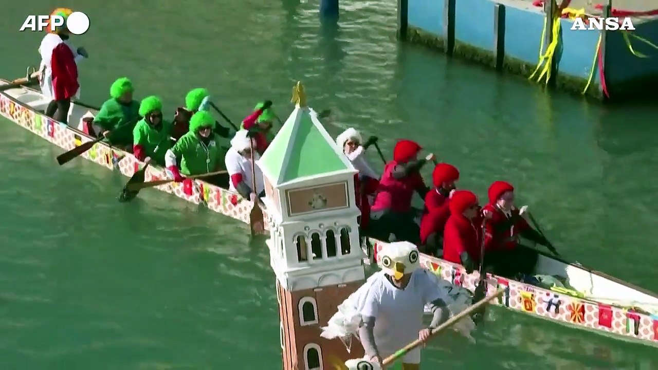 Venezia, il tradizionale corteo sul Canal Grande apre il Carnevale