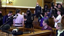 Budapest condanna a 8 anni per violenza l'attivista antifascista Maja T.
