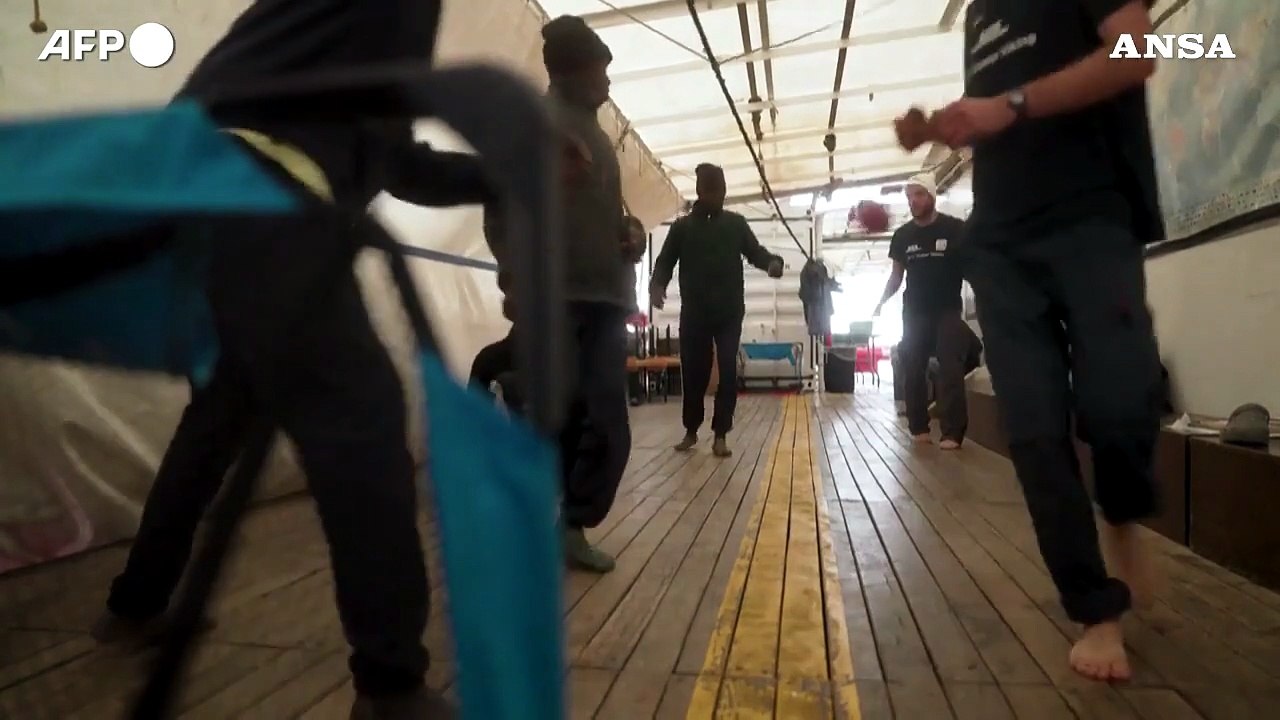 Migranti, le ultime miglia sulla Ocean Viking prima dello sbarco a Savona