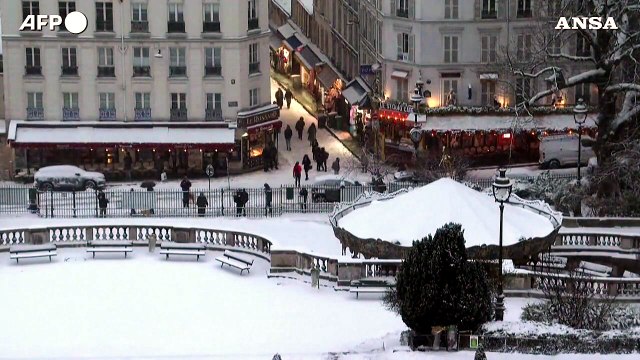 Neve e ghiaccio a Parigi: Montmartre sotto una coltre bianca