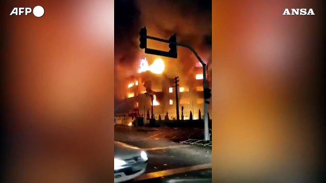 Iran, edificio governativo in fiamme mentre scoppiano nuove manifestazioni