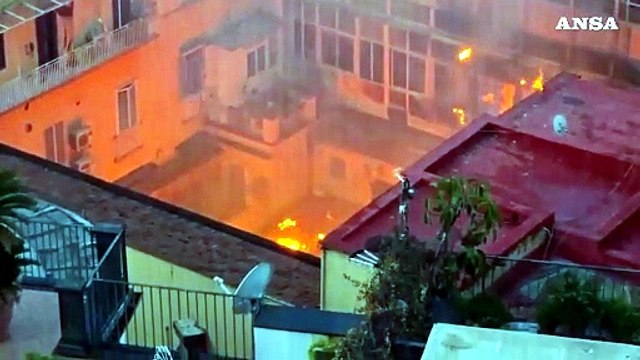 Incendio nel cuore di Napoli, brucia il teatro Sannazaro