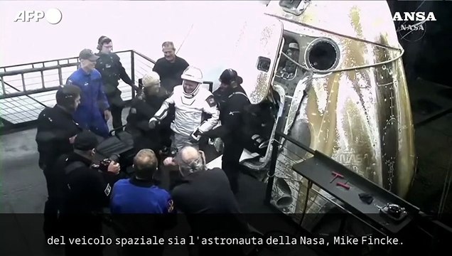 Rientrata la missione Crew 11, i quattro membri dell'equipaggio escono dalla navetta