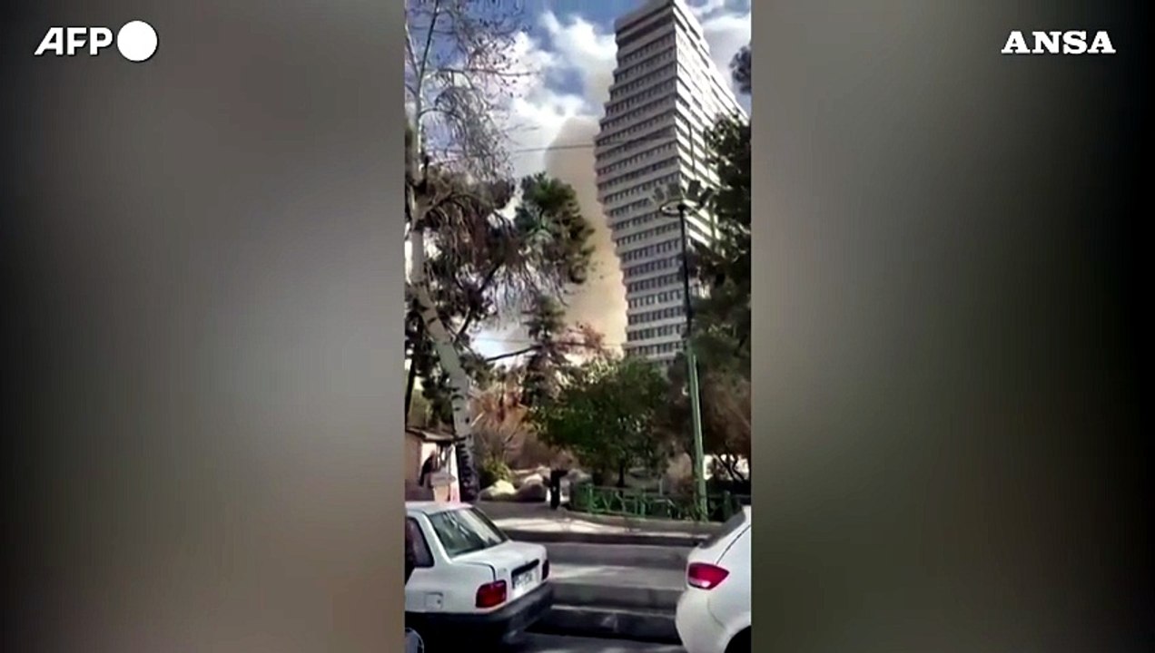 Attacco all'Iran, colonne di fumo nel centro di Teheran