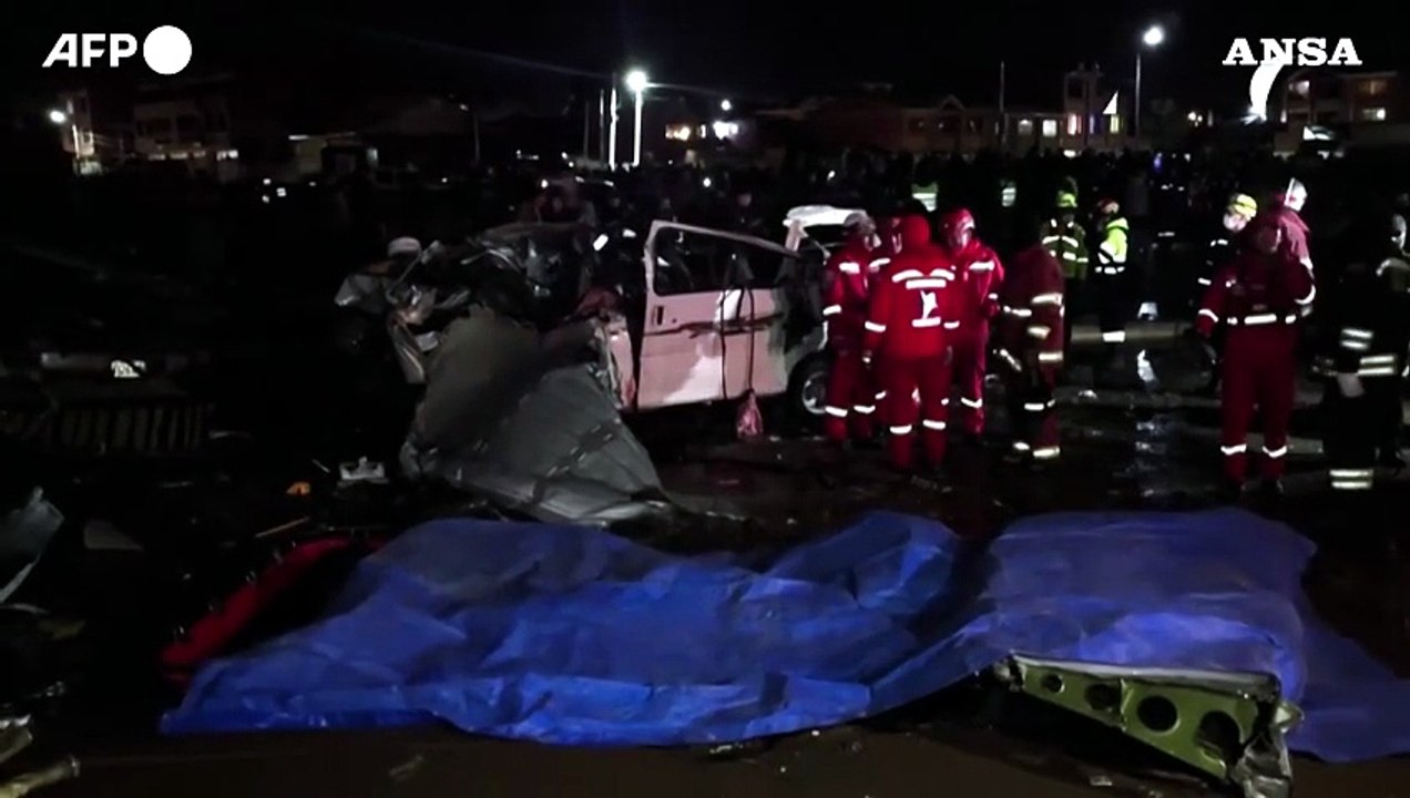 Aereo militare si schianta in Bolivia, polizia e soccorritori sul luogo dell'incidente