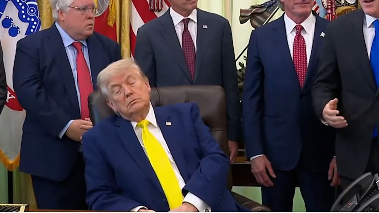 ¿Se duerme Donald Trump durante esta rueda de prensa?