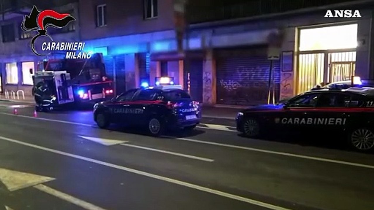 Bloccato di notte nel caveau di una banca a Milano, era un ladro in azione