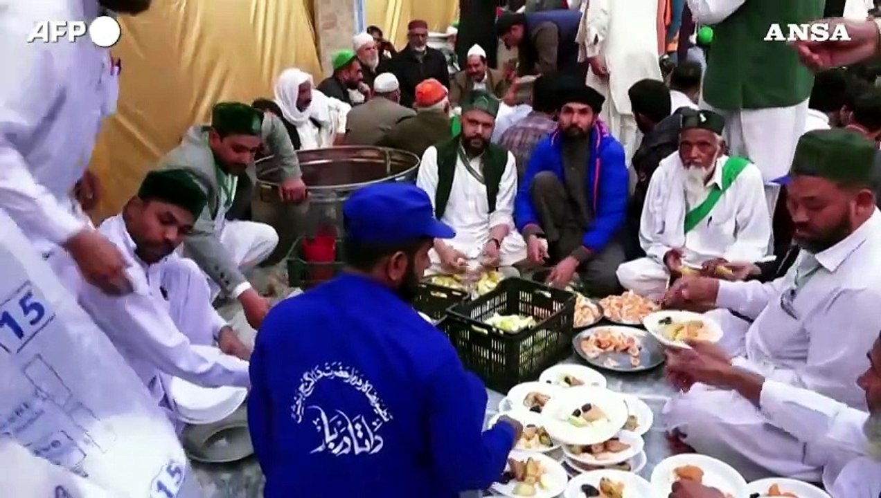 In Pakistan un pasto gratis ai poveri per rompere il digiuno del Ramadan