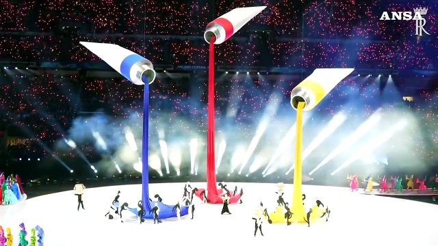 A San Siro si illuminano i cinque cerchi, partono le Olimpiadi Milano Cortina