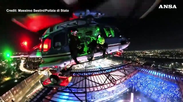 Milano Cortina, la ripresa acrobatica della cerimonia vista dal cielo