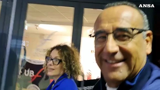 Sanremo, Carlo Conti scherza con il cellulare della giornalista