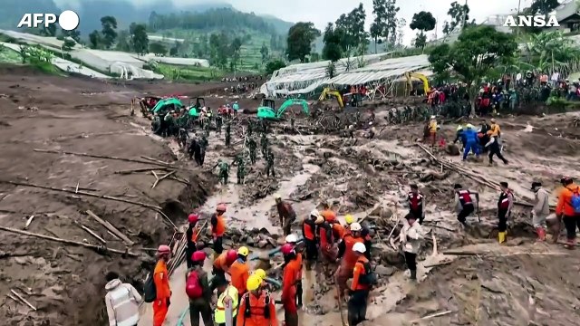 Una frana travolge un villaggio a Giava, continuano le operazioni di ricerca e soccorso